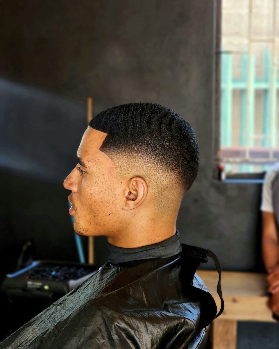 Profil d'un dégradé homme net en sortie de salon